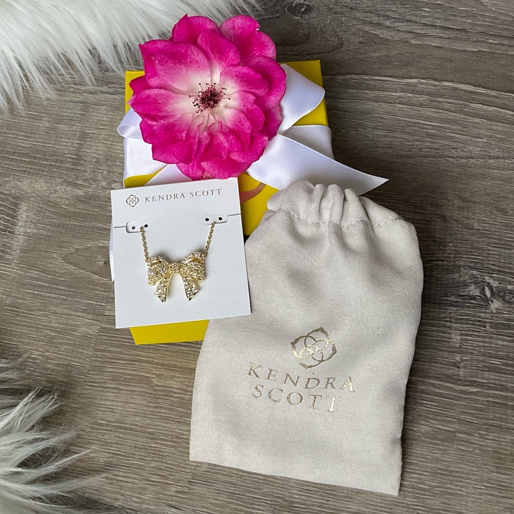 🎀KENDRA SCOTT Krista Gold Bow Short Pendant Necklace